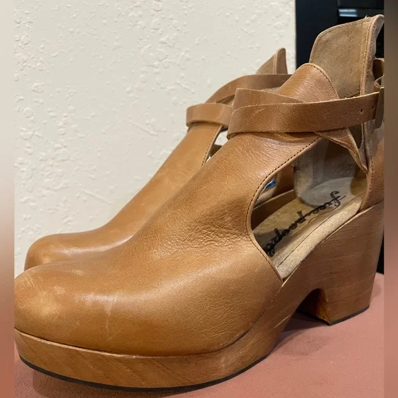 Free People Cedar Leather Buckle Platform Clogs
Tan New Without Box SZ 10 - Picture 9 of 14